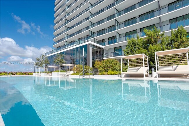 Building Photo - 580 72nd St