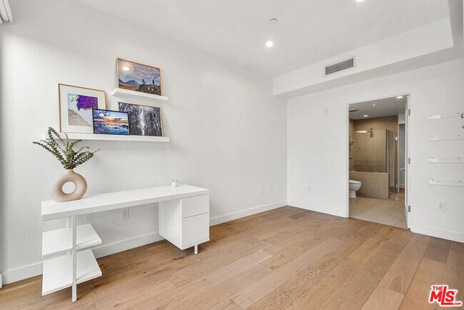 Building Photo - 855 Croft Ave