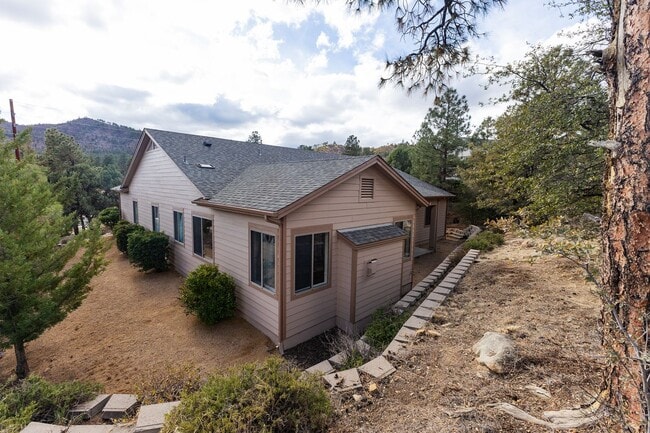 Building Photo - 4 Bedroom, 2 Bathroom Home in Timber Ridge