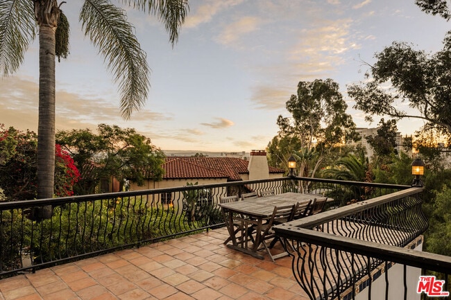 Building Photo - 2002 N Las Palmas Ave