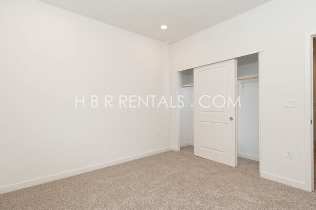 Building Photo - Charming 4-Bed, 3-Bath Home in Lathrop’s T...
