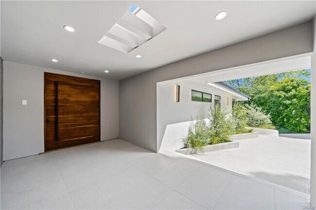Building Photo - 16105 Clear Oak Dr