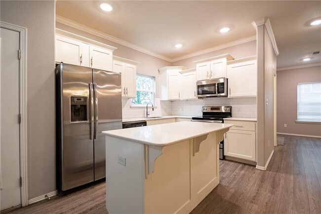Building Photo - **MOVE IN SPECIAL $300 off first month rent**Charming 3-Bed and 3 full bath Home