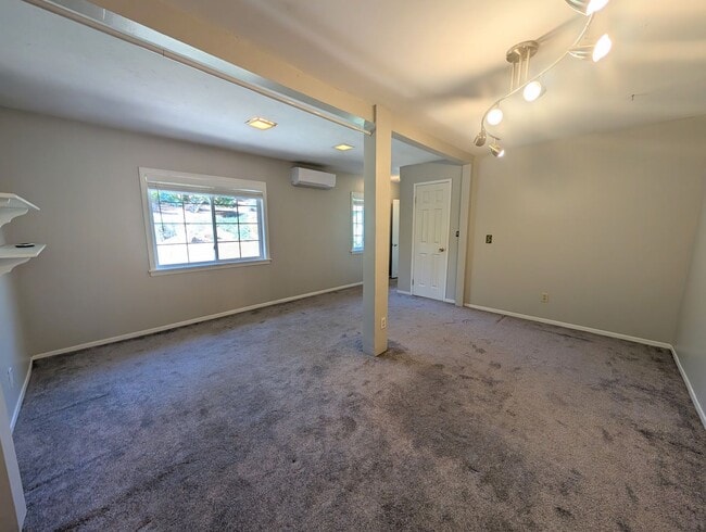 Building Photo - Great 3 Bedroom Ranch Style Home in North ...