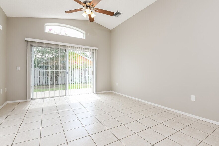 Building Photo - 2603 Spring Hill Dr