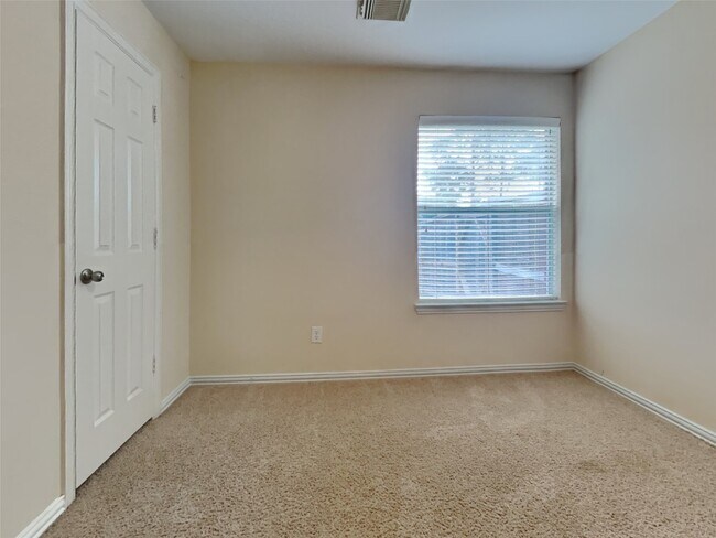 Building Photo - 3009 Fallbrook Ct