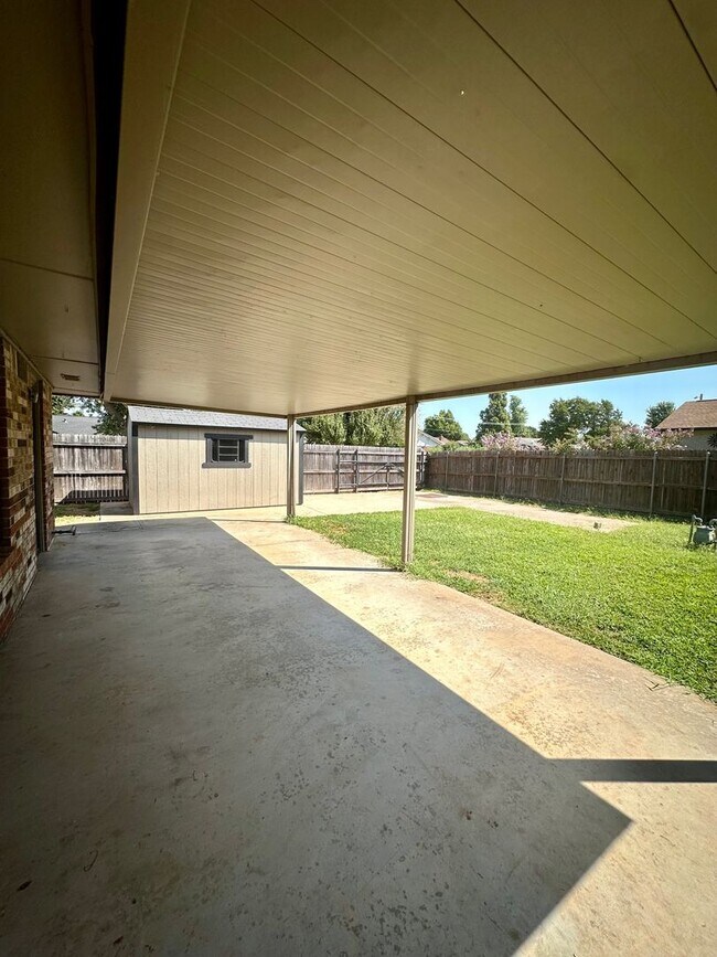 Building Photo - 3 bed 2 bath house with garage