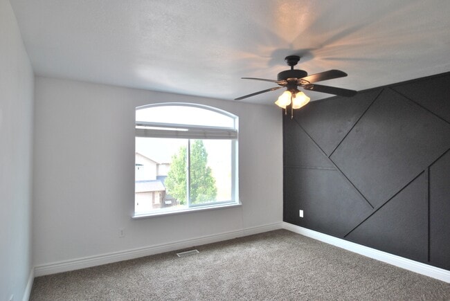 Building Photo - 696 N 240 E