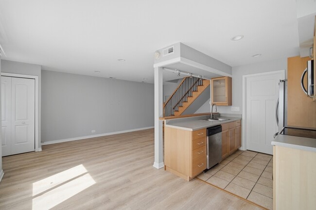 Building Photo - 1180 Cove Dr