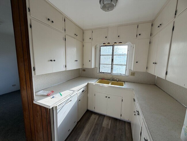 Building Photo - 3 Bedroom Home w/Large Backyard