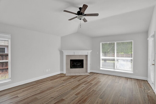 Building Photo - Cute, Quiet and ready NOW