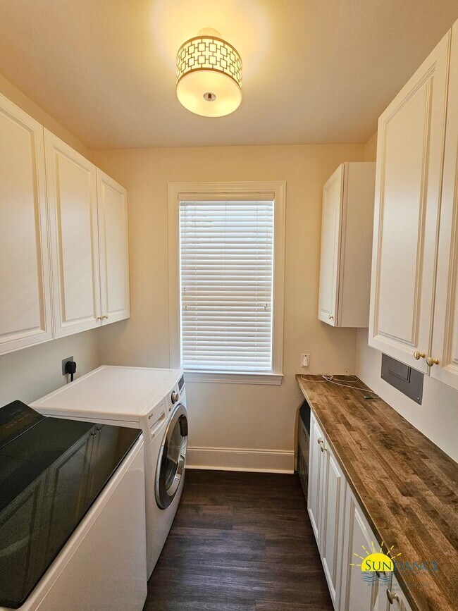 Building Photo - 360 Tradewinds Dr