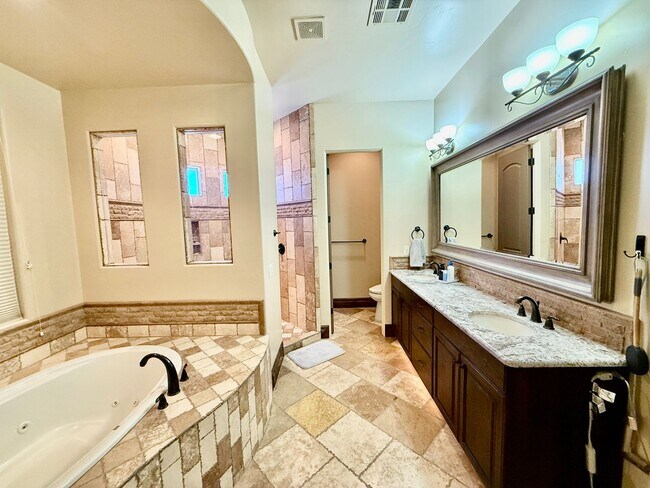 Building Photo - Beautiful Five-Bedroom Home in Tonaquint V...