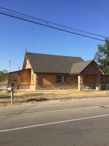 Building Photo - 3 bedroom/2 bath house WIL VERY LARGE LOT