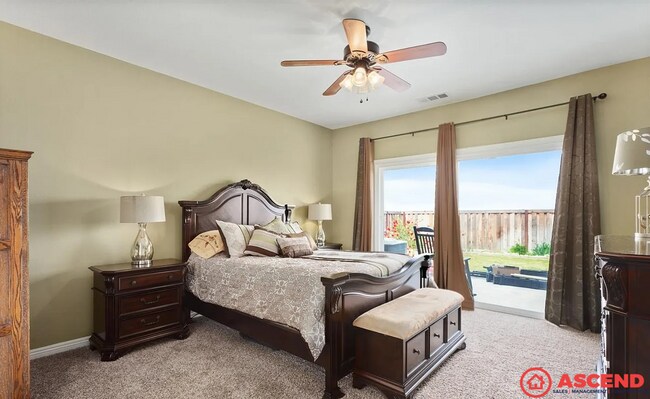 Building Photo - Spacious 3BD/2BA Home in Bakersfield's 93313 — Fully Equipped, Garage & Small Pets Welcome!