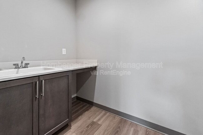 Building Photo - 1305 N Coach Dr