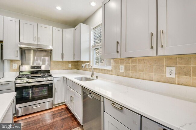 Building Photo - 7742 Valley Oak Dr