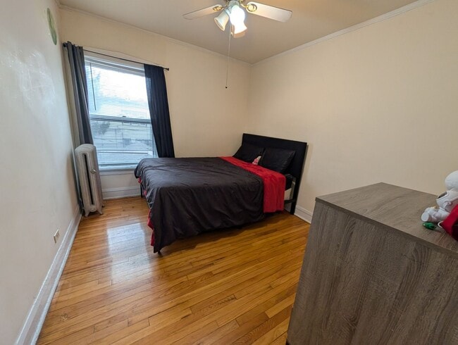 Building Photo - Spacious Albany Park 1-bed/1-bath with Sunroom and Dining Room