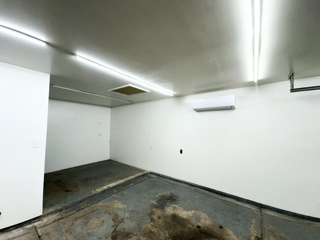 Building Photo - "Centrally located 3 bedroom, 2 bathroom H...