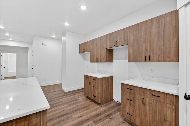 Building Photo - L199ER