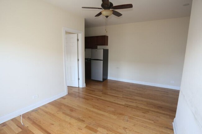 Building Photo - 952 W Cornelia Ave