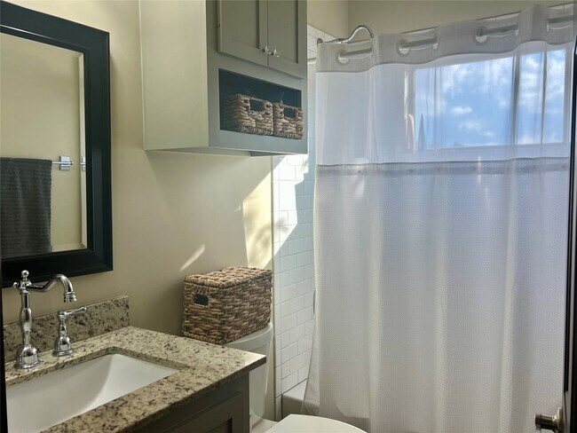 Building Photo - 1021 Louise St