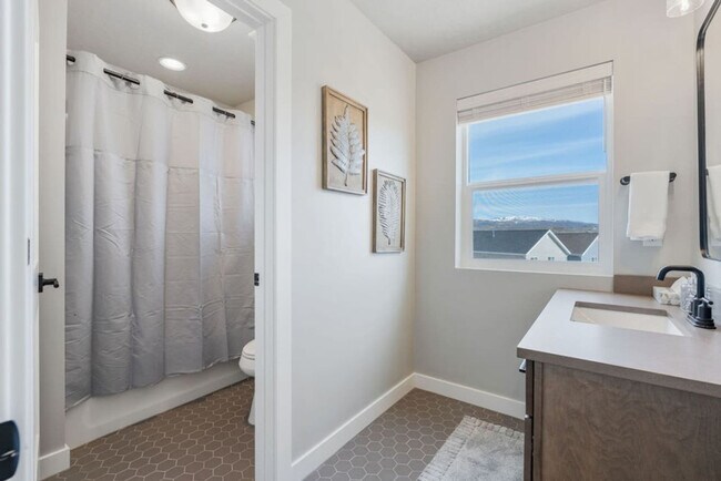 Building Photo - 6831 Silver Creek Dr