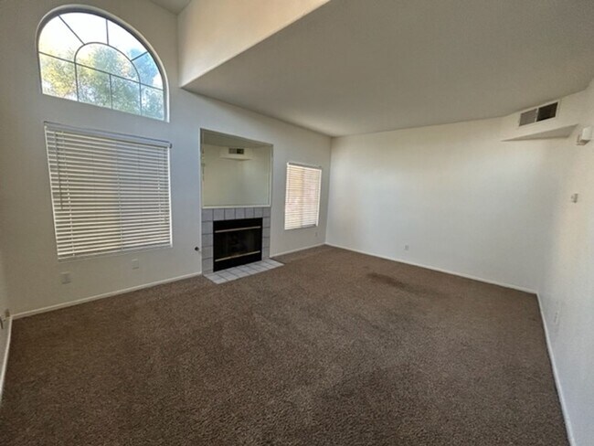 Building Photo - 3 Bed Townhome For Rent in Henderson!
