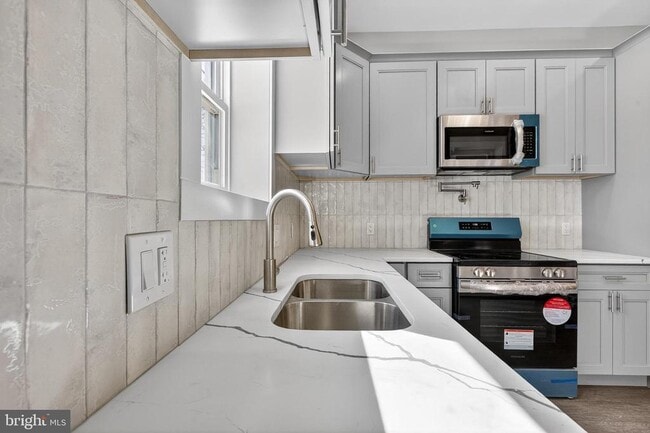 Building Photo - 34 W Sharpnack St