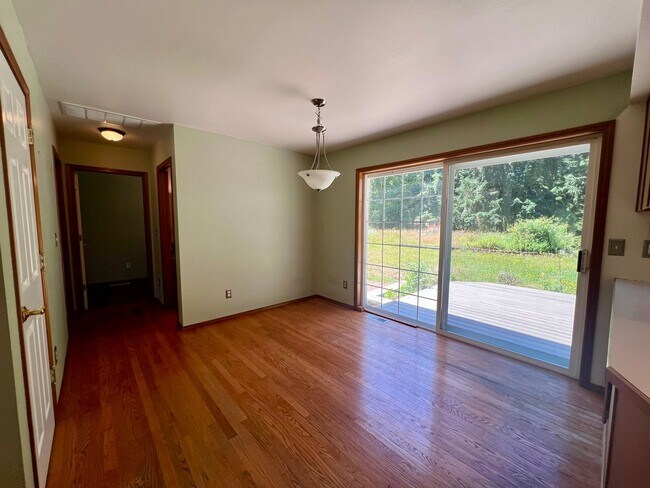 Building Photo - 3+ BD on 2 Acres - Barn Included