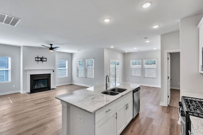 Building Photo - Like New 3BR/2BA Home is Woodruff, SC  **$1995/mo rent