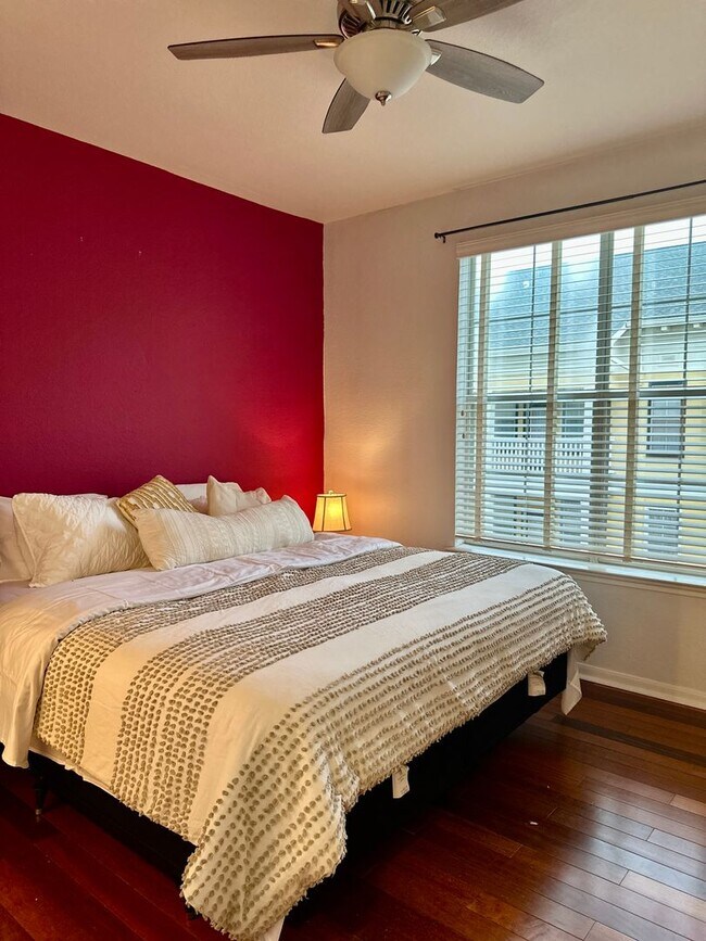 Building Photo - FULLY FURNISHED with King Bed-Pool View 1b...