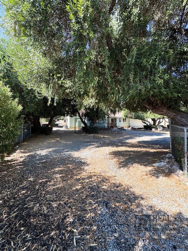 Building Photo - Spacious 2-Bedroom Home on Expansive Lot i...