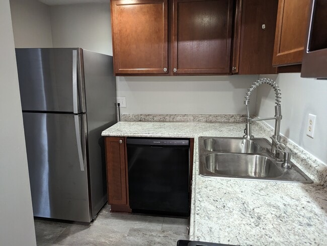 Building Photo - 723 Whitcomb St