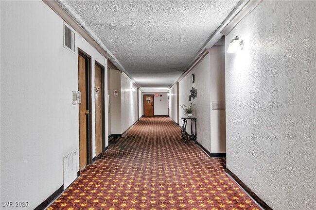Building Photo - 725 N Royal Crest Cir
