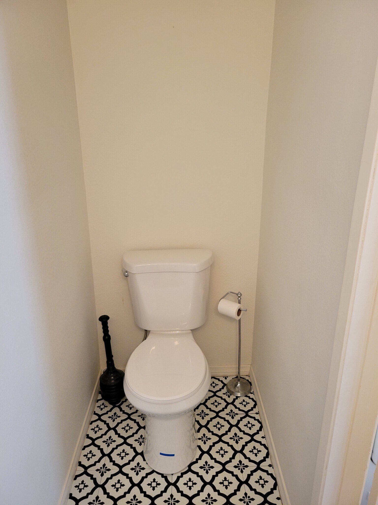 Building Photo - 849 E Victoria St