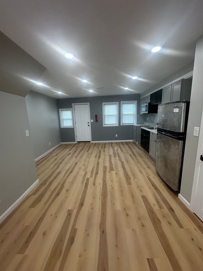Building Photo - 3 Bed / 1 Bath Fully Renovated Row Home in...