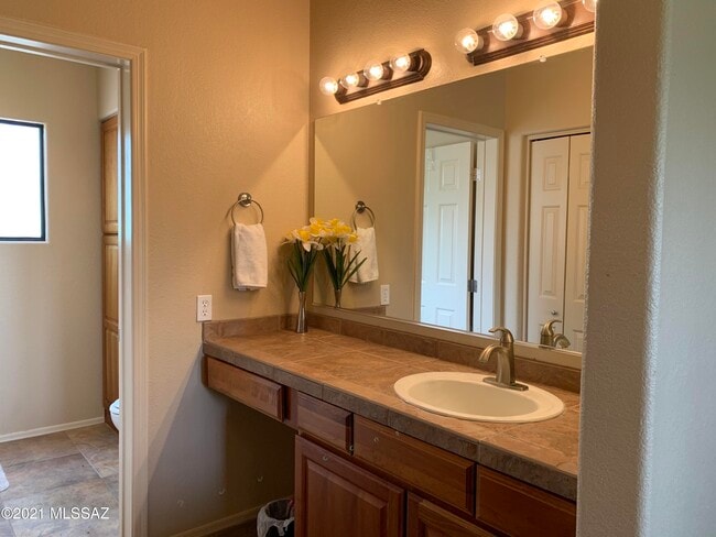 Building Photo - 6655 N Canyon Crest Dr
