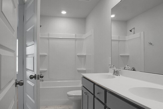 Building Photo - 5 Bedroom, 3.5 Bath, Beautiful Summerville Home, Master on Main