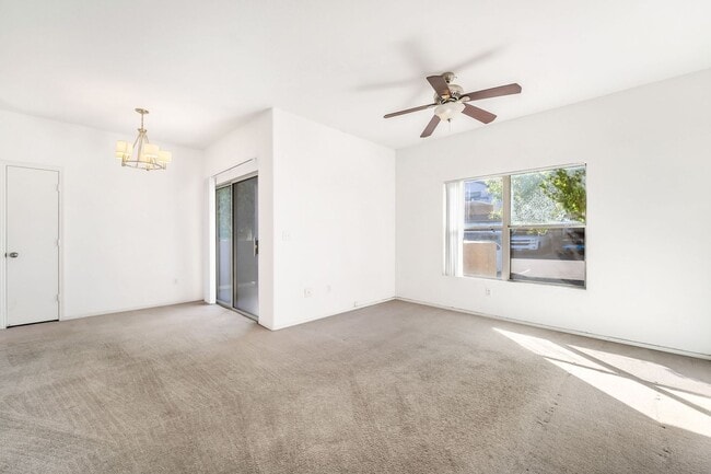 Building Photo - Cute 2 Bedroom Condo!