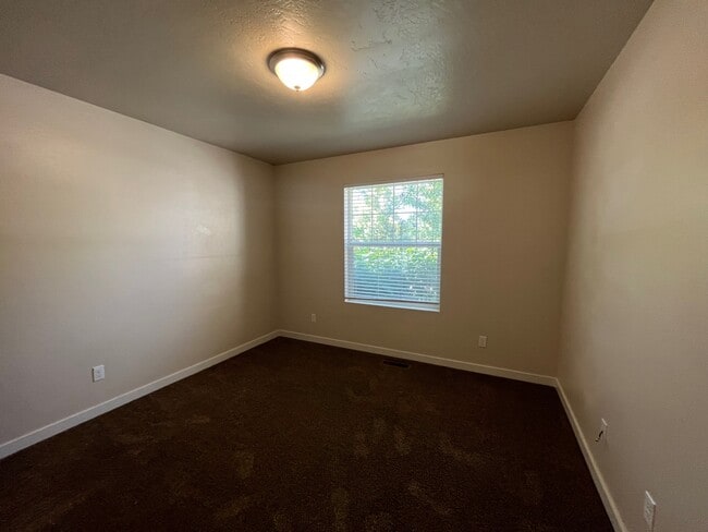 Building Photo - 589 W Ramsbrook St