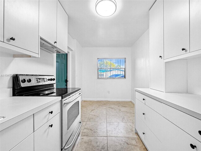 Building Photo - 883 SW 10th St