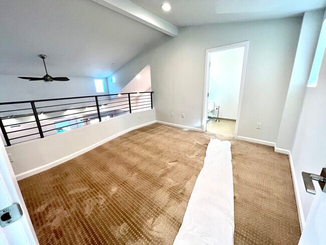 Building Photo - Santa Monica - Luxury Townhome w/ Loft!  (...