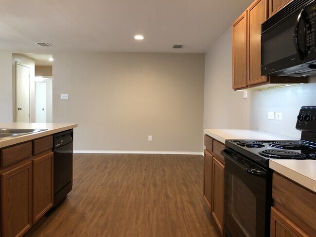 Building Photo - 2 bedroom 2 Bath Duplex in Crowley