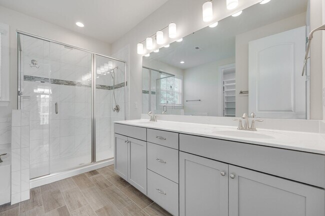 Building Photo - Gorgeous 4 bed 3.5 bath French country hom...