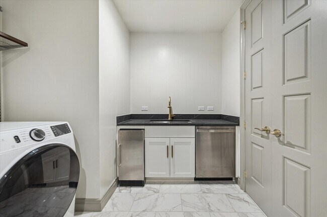 Building Photo - 1717 Bissonnet St