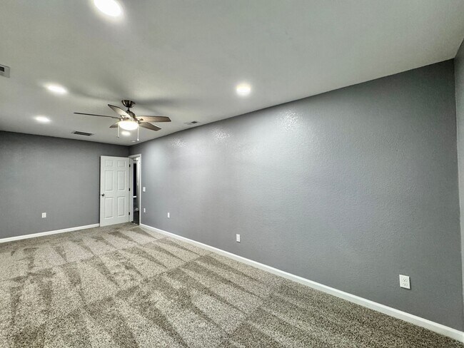 Building Photo - Fully-Updated 1st-Time Rental! Ready NOW! Pet Friendly w/Large, Detached Garage Workshop!