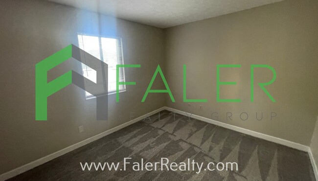 Building Photo - Freshly Updated 2nd Floor Condo