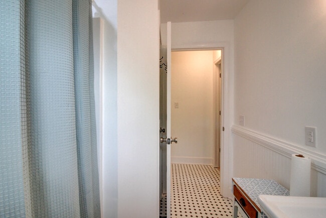 Building Photo - 1206 Shepard St