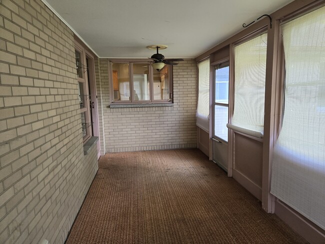 Building Photo - 448 Hubbard Ave